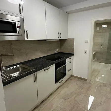 One Bedroom Souterrain With Kitchen And Personal Bathroom Munich