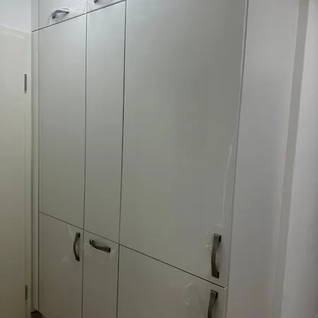 Einzimmer-souterrainwohnung Mit Küche Apartment