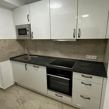 Einzimmerwohnung Mit Kueche Und Grossem Bad