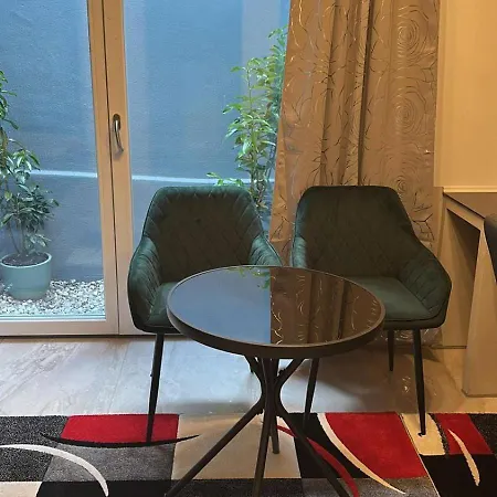 Einzimmerwohnung Mit Kueche Und Grossem Bad דירה *